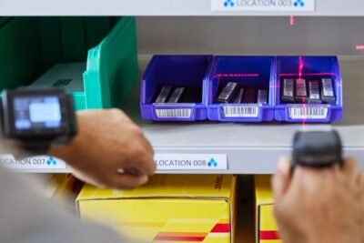 worker scanning barcode en DHL