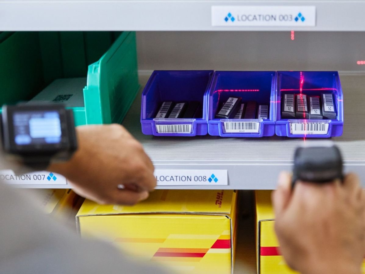 worker scanning barcode en DHL